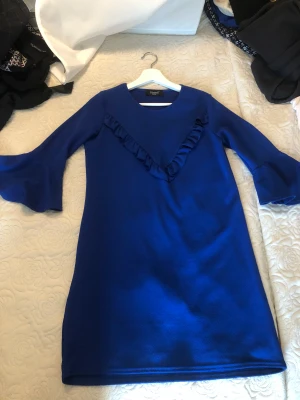 Jättesnygg volang klänning💕 - SKÖNASTE volang klänningen från sister s💕 Ny skick då den inte kom till användning 💕 Finsate blå färgen💕💕