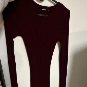 Klänning  - Skitsnygg klänning från Bikbok jag har en svart som jag älskar men den röda är inte riktigt min färg.. den är inte så liten och tight som den ser ut