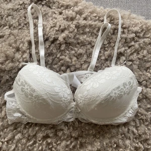 Aldrig använda bh 🤍🙌🏼 - Super fin bh som aldrig är använd🙌🏼 Jag hann ta bort lappen och sen så var den inte i min storlek. 💕