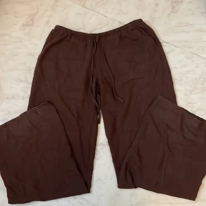 Lågmidjade linnebyxor  - Jättefina lågmidjade byxor som är perfekt färg till hösten. Köpt på hm med orginalpris ca 200-300kr💞