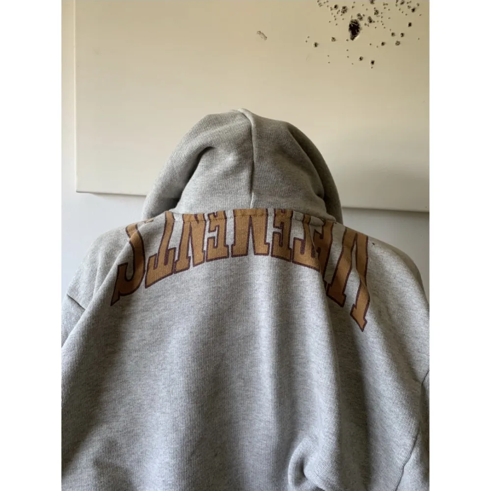 Vetements missplaced logo hoodie från aw2018. Hoodies.