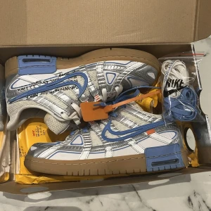 Nike Rubber Dunk OW - Använd fåtal gånger, väldigt bra skick.  Låda och extra skosnören kommer med. Storlek 40, passar även 39