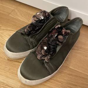 Så söta mörkgröna skor med blommor på, dock väldigt slitna i kanterna mellan tyget och sulan:( stl 40🩷