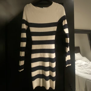 Stickad klänning - Stickad klänning (oanvänd) från zara i storlek M. Slutsåld på hemsidan. Säljer för 250kr + frakt   Skriv gärna för fler bilder!!