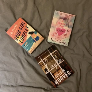 Populära böcker - Säljer dessa tre populära booktok böcker på engelska, endast stått i bokhyllan. Säljer en för 80kr, alla tre för 190kr. 
