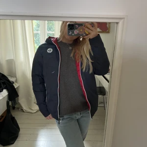 Jott jacka - Dunjacka / vindjacka från Jott, väldigt bra skick❤️ går även att vända åt andra hållet som är röd