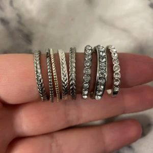 Ringar  - Så fina ringar aldrig använda priser är olika alla för 30 kr 