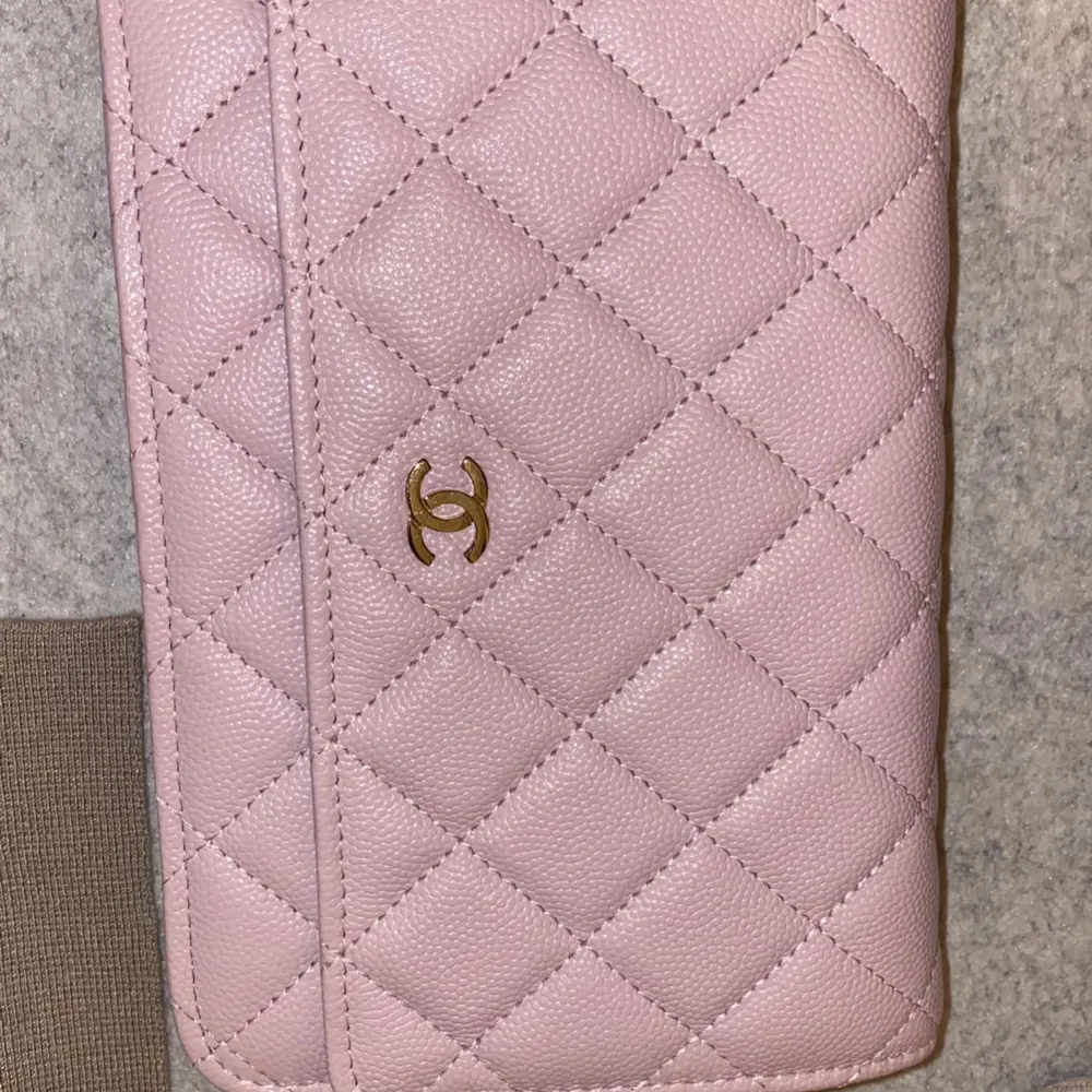 Helt ny knappt använd Chanel Chain wallet väska ordinarie pris idag 33.000:-  Mitt pris vid snabb affär 27.000:- Kvitto samt tillbehör medföljer . Väskor.