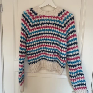 Stickad zara🤩 - Säljer denna färgglada stickade från zara, knappt använd. Perfekt till hösten. Hör av dig vid frågor🤍🥰