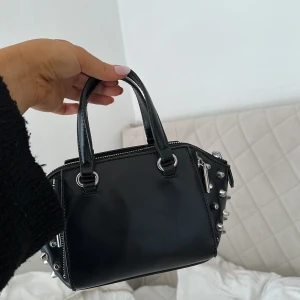 zara väska  - säljer denna populära väskan ifrån zara, då den inte kommer till användning längre, fint skick🫶🏼skriv för fler bilder🥰