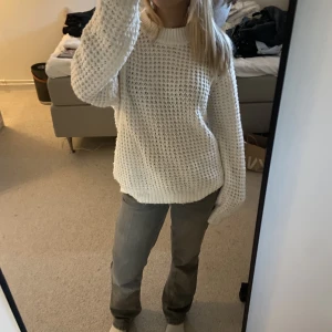 Stickad tröja  - Säljer denna vita tröja i fint skick