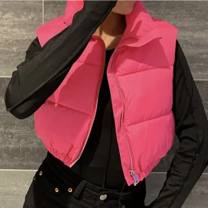 Väst - Superfin väst från Nelly.com. Köptes förra året ändats använt 1 gång. Nypris 500kr, priset går alltid att diskutera❤️❤️