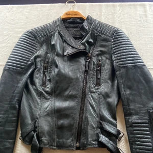 Zara skinnjacka äkta lammskinn svart passar 36 - Zara svart skinnjacka hel men är använd se bilder dock inget som stör mej  St M passar 36  Mjuk och fin rökfri 