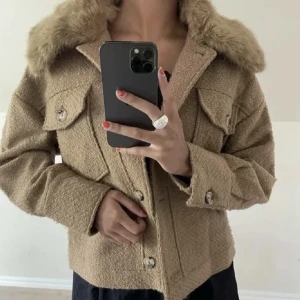 Jacka  - Jacka med fake pälskrage och knappar  Beige 