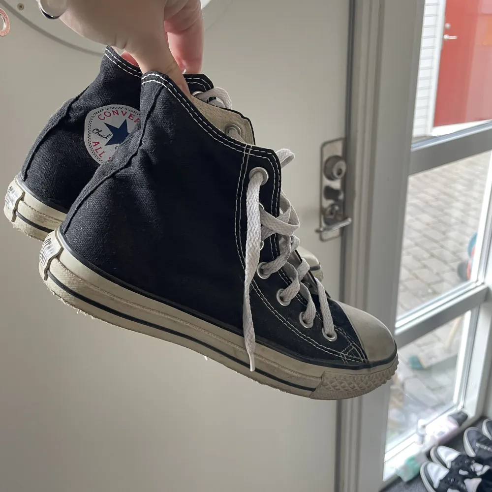 Säljer mina gamla Converse då dom inte längre kommer till användning. Pris kan diskuteras.. Skor.