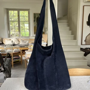 Väska  - Hej! Säljer denna liknande kopia av en becksöndergard väska. Den kommer tyvärr inte längre till användning. Den är i bra skick och köpte den på secondhand för cirka ett år sedan. Väskan är rymlig och har ett innerfack som ni kan se på sista bilden.❤️