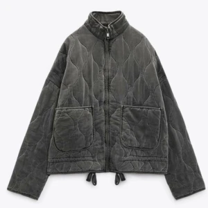 Zara jacka  - Jättefin jacka från zara. Inga tecken på användning. Skriv för fler bilder💞💞