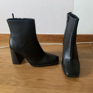 Stövletter  - Stövletter från H&M i storlek 37. Aldrig använda.  Passar någon med lite smalare fötter.