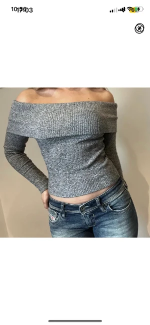 Stickad tröja  - Lånade bilder från förra säljaren 💕 säljer då den tyvärr inte passade mig i storlek. Betalning sker via swish och köparen står för frakt 💕