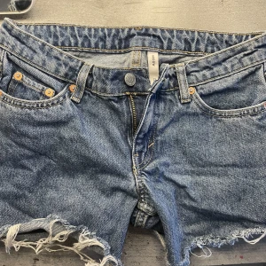 lågmidjade shorts - skriv för info 