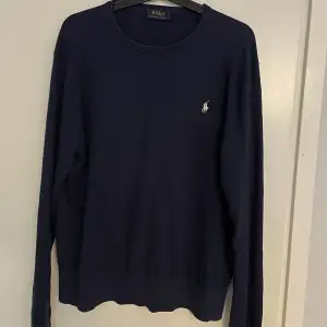 Säljer min otroligt snygga Ralph Lauren sweatshirt. Skicket är 9/10 då jag köpte den nyligen men vuxit hur den rätt fort. Storlek L men den är liten i storleken vilket gör att den förmodligen passar både M och S. Nypris 1800