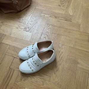 Billi Bi skor med nitar - Snygga vita läder sneakers med nitar från Billi Bi, passar till allt!💕Storlek 36 men passar även mig med 37! Mycket bra skick med enbart lite ytligt smuts som lätt kan tas bort!☺️