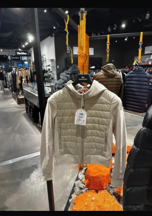 Parajumper Jacka  - Jag har intressekoll på att sälja min jacka vid ett bra pris, den är i superbra skick och vill ni ha fler bilder så är det bara att höra av er. Köpte den på Room 1006 I malmö! 