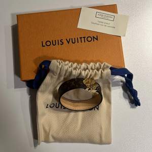 Säljer detta Louis Vuitton armband för det inte kommer till användning längre. Namnet på armbandet heter: Nano Monogram Bracelet. Använd en gång!