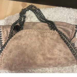 Stella liknande väska - Super snygg väska som ser ut som en Stella McCartney, inte äkta alltså❤️ Är i toppen skick, köparen står för frakten🥰 Tryck köp nu💘 (Lägger ut igen pga oseriös köpare)