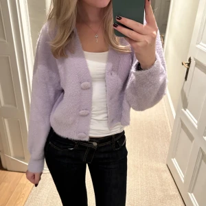 Lila kofta & Other Stories - Supersöt lila kofta från & Other stories i supermysigt fluffmaterial. Superfint skick och material som inte blir nopprigt💕 Storlek M men lite mindre u storleken
