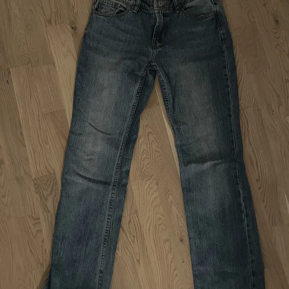 Säljer de här jeansen eftersom de är lite förstora och jag inte längre använder de. Köpta här på Plick men märket är brandy Melville. Low waist, straight leg. Stårinte storlek men sitter som XS/S💗. Jeans & Byxor.