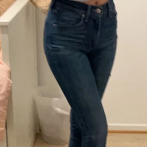 Levis jeans  - Ett par Levis jeans i fint skick. Storlek 25 och väl omhändertagna. Köpt för ca 1100kr. Hämtas i Malmö eller skickas spårbart mot porto. 