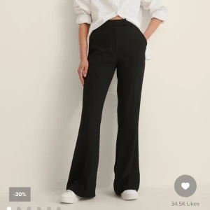 Kostymbyxor  - Snygga kostymbyxor från NA-KD. Säljer då de inte kommer till användning pga att de är för korta för mig som är 172cm.  Fraktkostnad tillkommer 