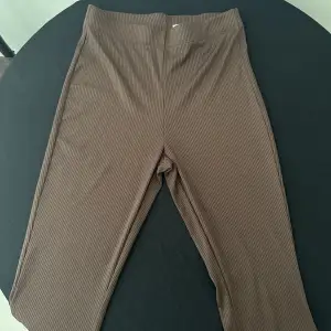 Leggings like brown trousers with slight bootleg.  Very comfortable. Hugs the figure quite well. Size S🤍