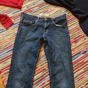 Säljer dessa Tommy hilfiger jeans som funkar att ha både som tjej och kille! Fint skick utan några defekter. Hör av er vid frågor och intressen👍