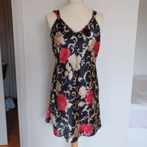 Satin nattlinne - Satin silke nattlinne i M. Bra skick.