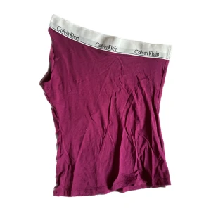 One sholder linne från Calvin Klein - Lila topp från Calvin Klein. One sholder linne. Aldrig använd.