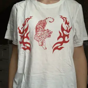 Vit t-shirt med rött tryck från hm i storlek s. Använd få gånger