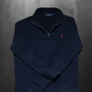 Ralph lauren halv zip - Riktigt snygg halv zip från Ralph lauren. Väldigt fint skick. Storlek M.  Skriv vid frågor eller funderingar🙌