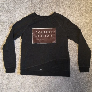 Collegetröja - En superfrän collegetröja som går lite omlott. Med tryck och i en mörkgrå färg. Superfint skick i storlek S. Med rosa tryck. 