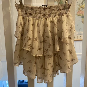 Kjol - Kjol från Gina med volanger