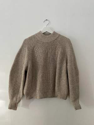 Säljer en stickad tröja från H&M i strl S. Kan antingen hämtas upp i Sundbyberg eller skickas mot fraktkostnad.