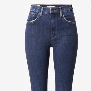 mörkblåa Levis jeans med strech. Oanvända!!