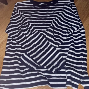 Randig tröja  - En randig tröja från 157, aldrig använt, den är mörk blå och vit, den är lite oversize 