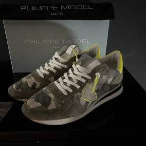 Philippe model skor  Som är helt nya använda cirka 3 gånger. Skorna är köpta på United fashion i Göteborg, box kvitto dustbag, ingår, ny pris är 3600.