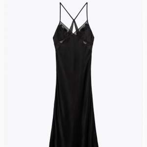 En svart långklänning från Zara som är oanvänd med alla lapparna kvar (glömde att lämna tillbaka)! Jätte fin klänning i silkesmatrial:)  