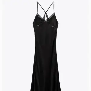 En svart långklänning från Zara som är oanvänd med alla lapparna kvar (glömde att lämna tillbaka)! Jätte fin klänning i silkesmatrial:)  