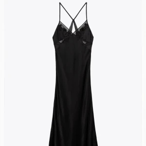 Svart långklänning  - En svart långklänning från Zara som är oanvänd med alla lapparna kvar (glömde att lämna tillbaka)! Jätte fin klänning i silkesmatrial:)  