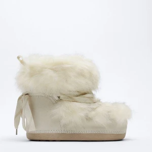 Pälsskor - Ursnygga boots i fuskpäls från en äldre zarakollektion! Liknar inuikiis. Perfekt för afterski eller till vardags💕 nypris 899.