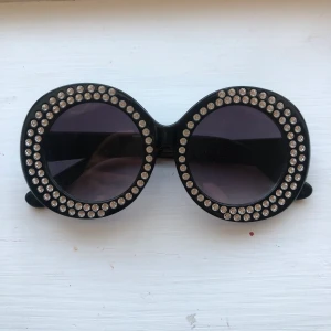 Solglasögon  - Sjukt coola solglasögon;)! En av skruvarna sitter löst, annars fint skick